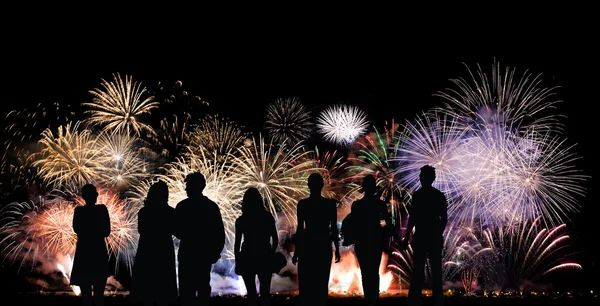 Gruppe von Menschen sieht schön bunt Urlaub Feuerwerk lizenzfreie Stockfotos