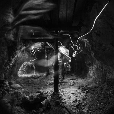 ahşap Dikmeler ile eski adit içinde ışık izleme madenci