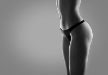 güzel seksi kadın ince bronzlaşmış vücudu