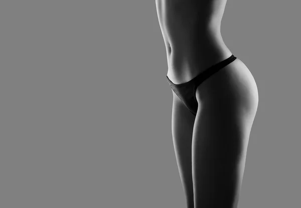 Mooie sexy vrouwelijke slanke gebruinde lichaam — Stockfoto
