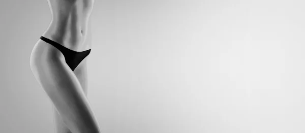 Zweterige vrouwen lichaam, naakte damesbladen, abs — Stockfoto