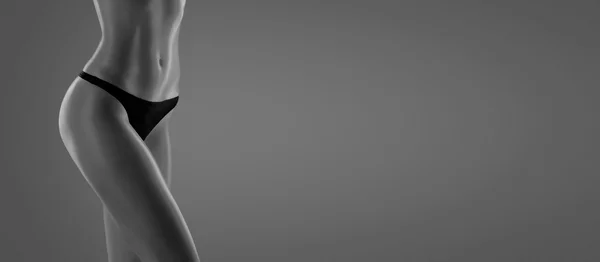 Verschwitzter Frauenkörper, nackte Frauenpresse, Bauch — Stockfoto