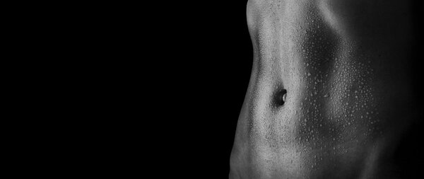 сексуальный женский живот в капельках пота
