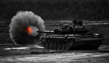 Tüten bir yüzükle tank tabancasından vurulmuş, askeri operasyonların çerçevesi. Rus Modern Tankı bir hedefe ateş ediyor. Duman, patlama, askeri tatbikat, askeri operasyonlar