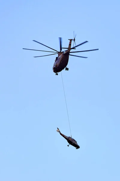 Transport helicopter Mi-26 T2B transports the fuselage of a combat helicopter on the external suspension. Heavy helicopter. On the codification of NATO: Halo. 28.09.2021, Rostov Region, Russia — Stock Photo, Image