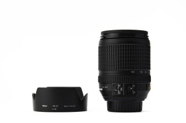 Nikon Nikon DSLR kameraları için Nikon Nikkor Lens, beyaz arka plan için Nikkor 18-140mm F 3.5-5.6G ED VR. 03.04.2021, Rostov bölgesi, Rusya