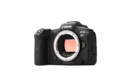Canon EOS R5 Aynasız Dijital Kamera ve beyaz arka planda 8k ham video. Piyasadaki en güçlü aynasız kameralardan biri. 03.04.2021, Rostov bölgesi, Rusya