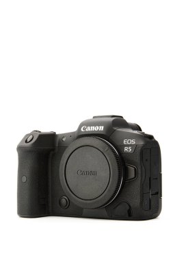 Canon EOS R5 Aynasız Dijital Kamera ve beyaz arka planda 8k ham video. Piyasadaki en güçlü aynasız kameralardan biri. 03.04.2021, Rostov bölgesi, Rusya