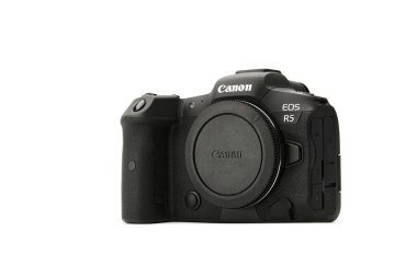 Canon EOS R5 Aynasız Dijital Kamera ve beyaz arka planda 8k ham video. Piyasadaki en güçlü aynasız kameralardan biri. 03.04.2021, Rostov bölgesi, Rusya