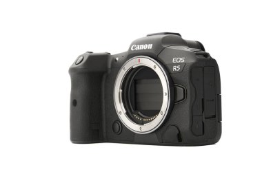 Canon EOS R5 Aynasız Dijital Kamera ve beyaz arka planda 8k ham video. Piyasadaki en güçlü aynasız kameralardan biri. 03.04.2021, Rostov bölgesi, Rusya