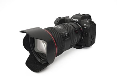 Canon EOS R5 Aynasız Dijital Kamera ve beyaz arka planda 8k ham video. Piyasadaki en güçlü aynasız kameralardan biri. 03.04.2021, Rostov bölgesi, Rusya