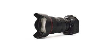 Canon EOS R5 Aynasız Dijital Kamera ve beyaz arka planda 8k ham video. Piyasadaki en güçlü aynasız kameralardan biri. 03.04.2021, Rostov bölgesi, Rusya