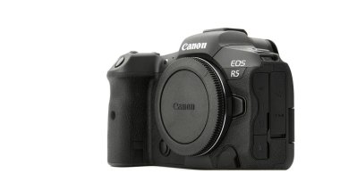 Canon EOS R5 Aynasız Dijital Kamera ve beyaz arka planda 8k ham video. Piyasadaki en güçlü aynasız kameralardan biri. 03.04.2021, Rostov bölgesi, Rusya
