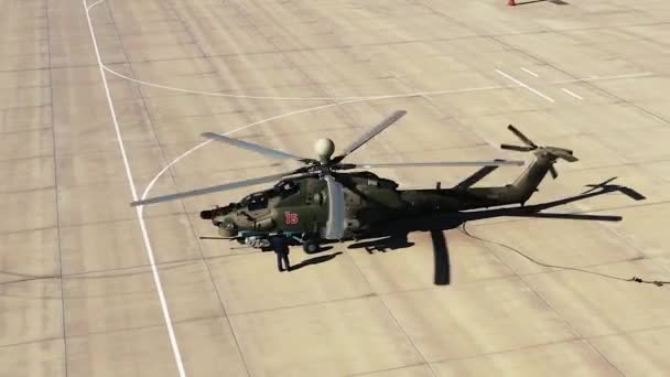 Επίθεση ελικοπτέρου Mi-28 UB στο σημείο απογείωσης. Προετοιμασία Mi-28 Night Hunter για αναχώρηση, εκκίνηση και ζέσταμα των κινητήρων. Κωδικό όνομα ΝΑΤΟ Χάβοκ. 19.02.2019, Ρωσία — Αρχείο Βίντεο