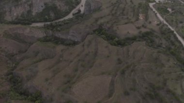 Dağıstan 'daki Gunib köyü. Dağlık Dağıstan aul Gunib 'in ve yakınlardaki dağların hava manzarası, ünlü bir dönüm noktası. Eski bir yerleşim yeri. Rusya 'ya seyahat. Dlog-M 10 bit