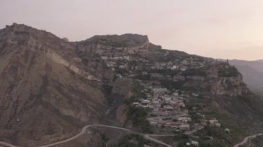 Dağıstan 'daki Gunib köyü. Dağlık Dağıstan aul Gunib 'in ve yakınlardaki dağların hava manzarası, ünlü bir dönüm noktası. Eski bir yerleşim yeri. Rusya 'ya seyahat. Dlog-M 10 bit