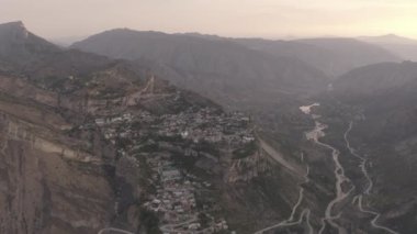 Dağıstan 'daki Gunib köyü. Dağlık Dağıstan aul Gunib 'in ve yakınlardaki dağların hava manzarası, ünlü bir dönüm noktası. Eski bir yerleşim yeri. Rusya 'ya seyahat. Dlog-M 10 bit