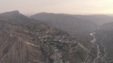 Dağıstan 'daki Gunib köyü. Dağlık Dağıstan aul Gunib 'in ve yakınlardaki dağların hava manzarası, ünlü bir dönüm noktası. Eski bir yerleşim yeri. Rusya 'ya seyahat. Dlog-M 10 bit