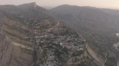 Dağıstan 'daki Gunib köyü. Dağlık Dağıstan aul Gunib 'in ve yakınlardaki dağların hava manzarası, ünlü bir dönüm noktası. Eski bir yerleşim yeri. Rusya 'ya seyahat. Dlog-M 10 bit