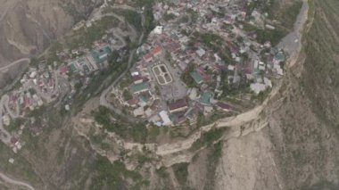 Dağıstan 'daki Gunib köyü. Dağlık Dağıstan aul Gunib 'in ve yakınlardaki dağların hava manzarası, ünlü bir dönüm noktası. Eski bir yerleşim yeri. Rusya 'ya seyahat. Dlog-M 10 bit