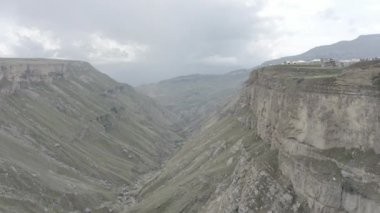 Tsolotlinsky Kanyonu ve Tobot Nehri 'nin havadan görünüşü. En popüler doğal dönüm noktası. Dağıstan, Kuzey Kafkasya, Rusya Dlog-M 10 bit