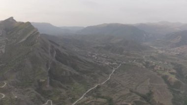 Dağıstan 'daki Gunib köyü. Dağlık Dağıstan aul Gunib 'in ve yakınlardaki dağların hava manzarası, ünlü bir dönüm noktası. Eski bir yerleşim yeri. Rusya 'ya seyahat. Dlog-M 10 bit