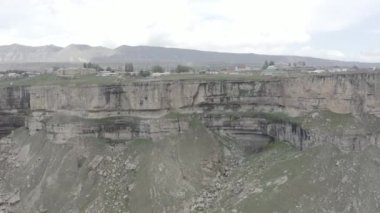 Tobot şelalesinin güzel manzarası. Kafkas dağları. Tobot Şelalesi 'nin hava görüntüsü. En popüler doğal dönüm noktası. Dlog-M 10 bit