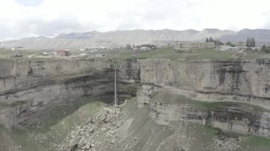 Tobot şelalesinin güzel manzarası. Kafkas dağları. Tobot Şelalesi 'nin hava görüntüsü. En popüler doğal dönüm noktası. Dlog-M 10 bit