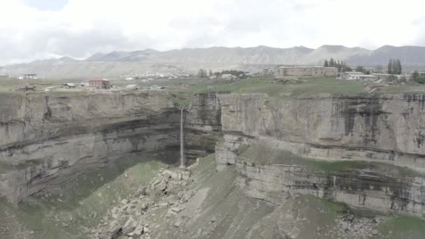 Bela vista da cachoeira Tobot. Montanhas Cáucaso. Vista aérea da cachoeira Tobot. Marco natural mais popular. Dlog-M 10 bits — Vídeo de Stock