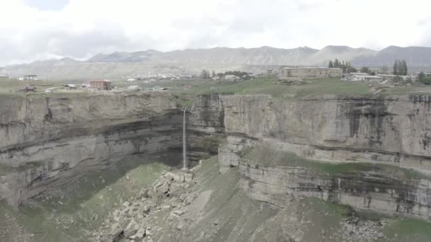 Prachtig uitzicht op de Tobot waterval. Kaukasus bergen. Luchtfoto van de Tobot waterval. Meest populaire natuurlijke bezienswaardigheid. Dlog-M 10 bit — Stockvideo