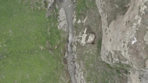 Belle vue sur la cascade Tobot. Montagnes du Caucase. Vue aérienne de la cascade Tobot. Repère naturel le plus populaire. Dlog-M 10 bits — Video