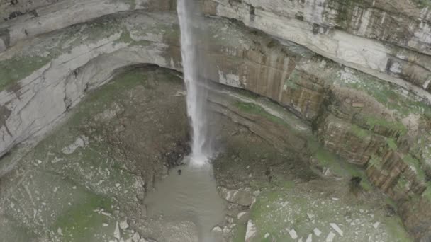 Hermosa vista de la cascada Tobot. Montañas del Cáucaso. Vista aérea de la cascada Tobot. Monumento natural más popular. Dlog-M 10 bit — Vídeos de Stock