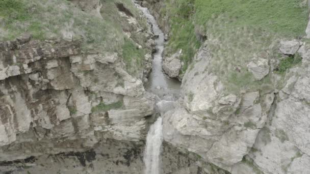 Hermosa vista de la cascada Tobot. Montañas del Cáucaso. Vista aérea de la cascada Tobot. Monumento natural más popular. Dlog-M 10 bit — Vídeo de stock