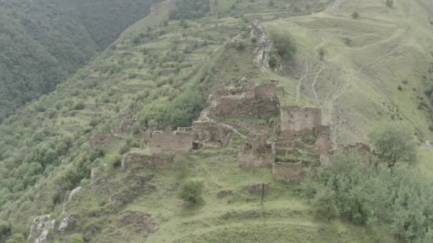 Verlaten in de bergen, het dorp Gamsutl. Ghost stad, ruïnes van een oude nederzetting, Impregnable berg fort in de Dagestan bergen. Luchtfoto van een oud dorp. Dlog-M 10 bit — Stockvideo