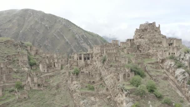 Εγκαταλελειμμένο στα βουνά, το χωριό Gamsutl. Πόλη φάντασμα, ερείπια ενός παλιού οικισμού, απόρθητο ορεινό φρούριο στα βουνά Νταγκεστάν. Αεροφωτογραφία αρχαίου χωριού. Dlog-M 10 bit — Αρχείο Βίντεο