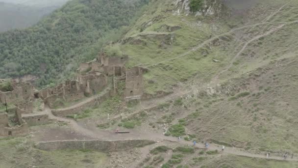 Abandonado en las montañas, el pueblo de Gamsutl. Ciudad fantasma, ruinas de un antiguo asentamiento, fortaleza de montaña inexpugnable en las montañas de Daguestán. Vista aérea de un antiguo pueblo. Dlog-M 10 bit — Vídeo de stock