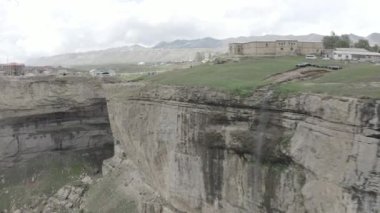 Tobot şelalesinin güzel manzarası. Kafkas dağları. Tobot Şelalesi 'nin hava görüntüsü. En popüler doğal dönüm noktası. Dlog-M 10 bit