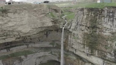 Tobot şelalesinin güzel manzarası. Kafkas dağları. Tobot Şelalesi 'nin hava görüntüsü. En popüler doğal dönüm noktası. Dlog-M 10 bit