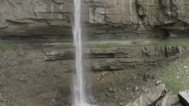 Tobot şelalesinin güzel manzarası. Kafkas dağları. Tobot Şelalesi 'nin hava görüntüsü. En popüler doğal dönüm noktası. Dlog-M 10 bit