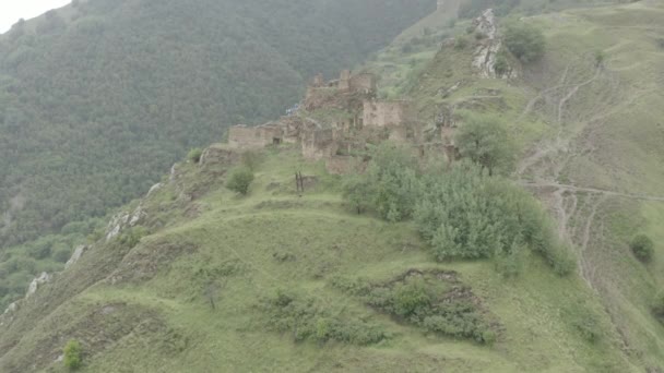 산에 버려진 채 Gamsutl 마을에 정착 했습니다. 유령 마을, 오래 된 정착지의 폐허 다게스탄 산맥에 있는 난공불락의 산 요새. 고대 마을 이 공중에 떠 있는 모습. Dlog-M 10 비트 — 비디오