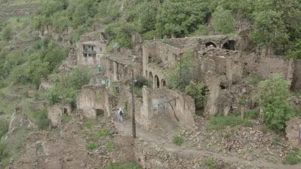 Заброшенная в горах, деревня Гамсутль. Город-призрак, руины старого поселения, неприступная горная крепость в горах Дагестана. Вид с воздуха на древнюю деревню. Dlog-M 10 bit — стоковое видео