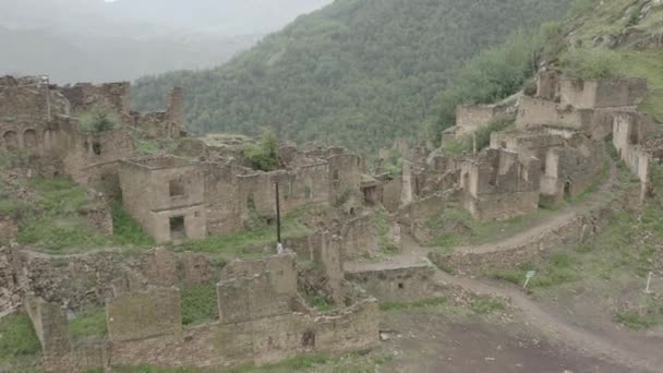 被抛弃在山中的Gamsutl村鬼城，一座古老定居点的废墟，达吉斯坦山区不可逾越的山堡。从空中俯瞰一个古老的村庄.Dlog-M 10位 — 图库视频影像