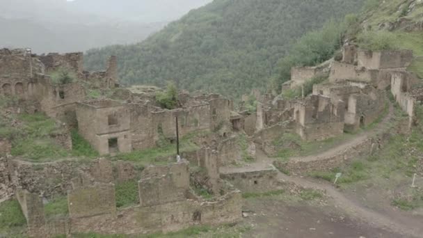 Verlaten in de bergen, het dorp Gamsutl. Ghost stad, ruïnes van een oude nederzetting, Impregnable berg fort in de Dagestan bergen. Luchtfoto van een oud dorp. Dlog-M 10 bit — Stockvideo