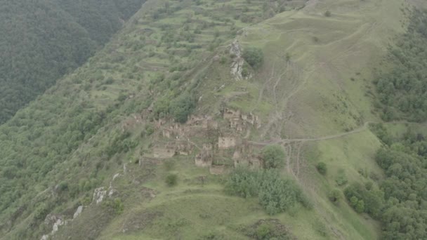 Gamsutl köyü, dağlarda terk edilmiş. Hayalet kasaba, eski bir yerleşim yerinin kalıntıları, Dağıstan dağlarındaki zapt edilemez dağ kalesi. Antik bir köyün havadan görünüşü. Dlog-M 10 bit — Stok video