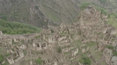 Gamsutl köyü, dağlarda terk edilmiş. Hayalet kasaba, eski bir yerleşim yerinin kalıntıları, Dağıstan dağlarındaki zapt edilemez dağ kalesi. Antik bir köyün havadan görünüşü. Dlog-M 10 bit