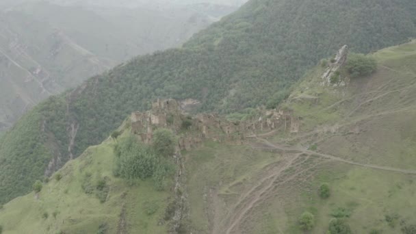 Gamsutl köyü, dağlarda terk edilmiş. Hayalet kasaba, eski bir yerleşim yerinin kalıntıları, Dağıstan dağlarındaki zapt edilemez dağ kalesi. Antik bir köyün havadan görünüşü. Dlog-M 10 bit — Stok video
