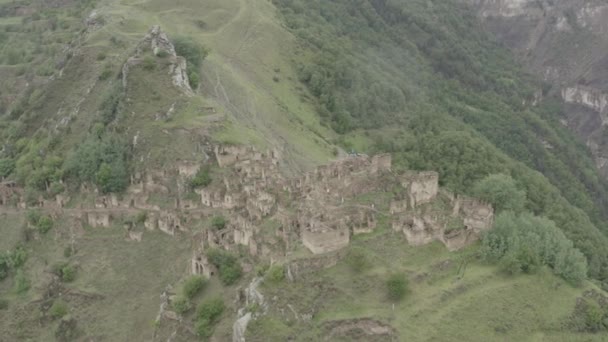 Verlaten in de bergen, het dorp Gamsutl. Ghost stad, ruïnes van een oude nederzetting, Impregnable berg fort in de Dagestan bergen. Luchtfoto van een oud dorp. Dlog-M 10 bit — Stockvideo
