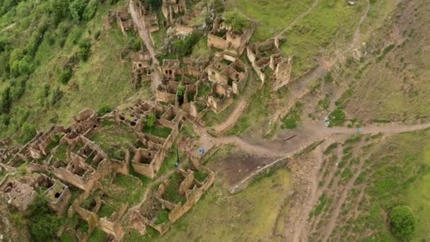 Verlaten in de bergen, het dorp Gamsutl. Ghost stad, ruïnes van een oude nederzetting, Impregnable berg fort in de Dagestan bergen. Luchtfoto van een oud dorp — Stockvideo