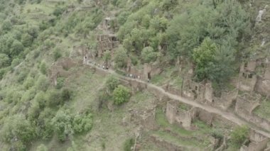 Gamsutl köyü, dağlarda terk edilmiş. Hayalet kasaba, eski bir yerleşim yerinin kalıntıları, Dağıstan dağlarındaki zapt edilemez dağ kalesi. Antik bir köyün havadan görünüşü. Dlog-M 10 bit