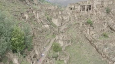 Gamsutl köyü, dağlarda terk edilmiş. Hayalet kasaba, eski bir yerleşim yerinin kalıntıları, Dağıstan dağlarındaki zapt edilemez dağ kalesi. Antik bir köyün havadan görünüşü. Dlog-M 10 bit